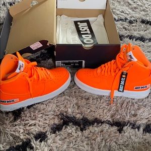 Air Force 1 high LV8 BRIGHT ORANGE !! Size 6y